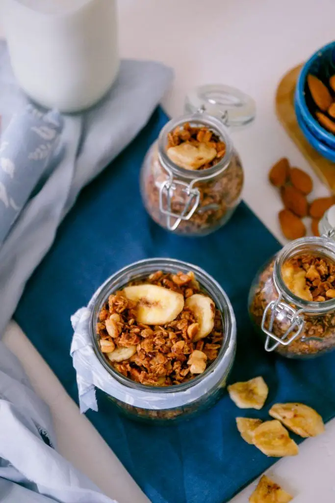 Deliciosa y nutritiva receta casera de granola de plátano Deliciosa y nutritiva receta casera de granola de plátano