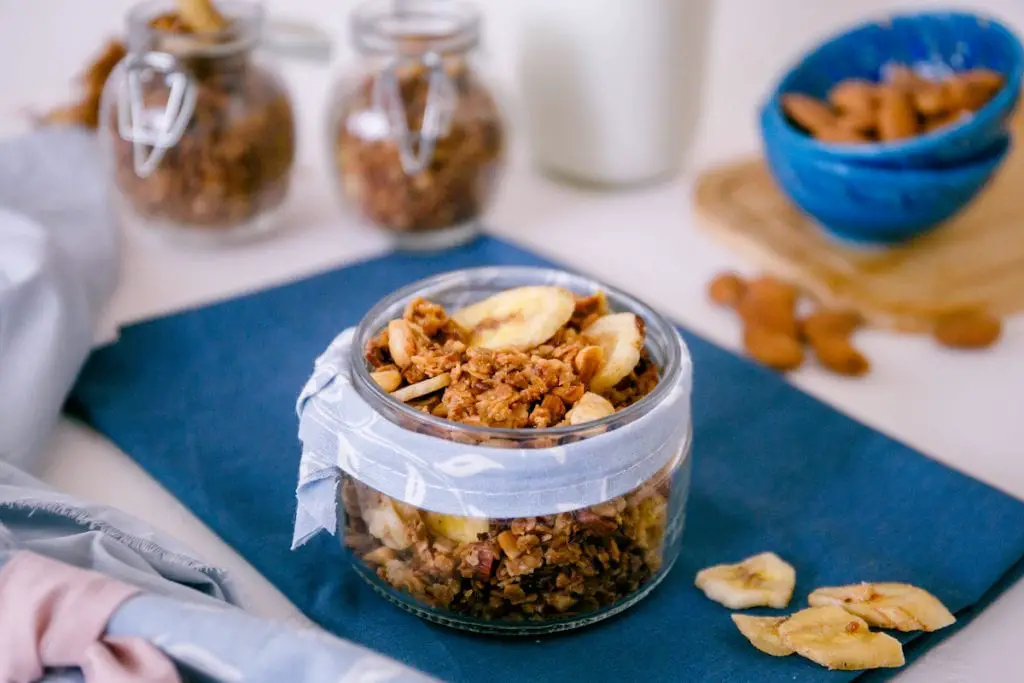 Deliciosa y nutritiva receta casera de granola de plátano Deliciosa y nutritiva receta casera de granola de plátano