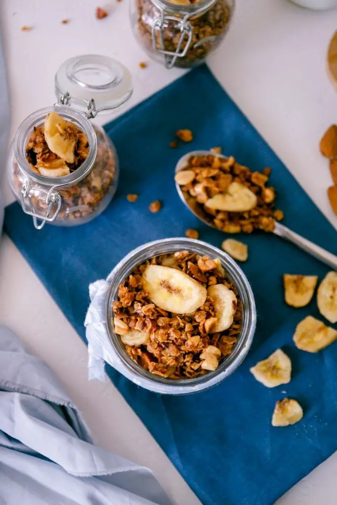 Deliciosa y nutritiva receta casera de granola de plátano Deliciosa y nutritiva receta casera de granola de plátano