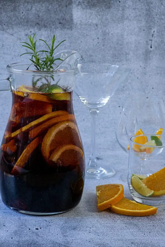 Deliciosa receta de sangría de verano con bourbon y vino tinto (debe probarla)