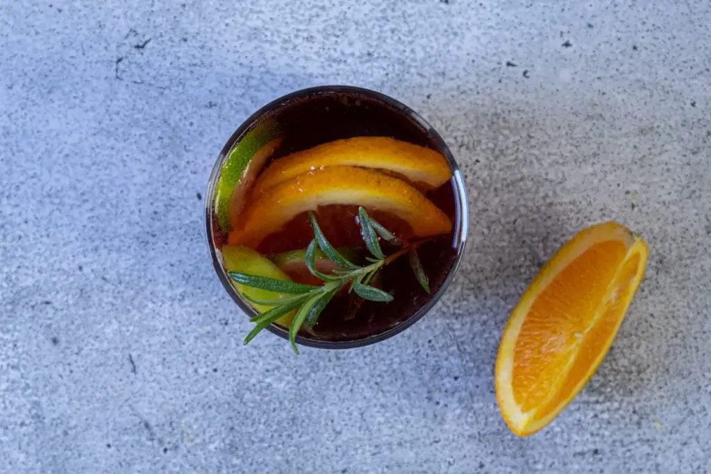 Deliciosa receta de sangría de verano con bourbon y vino tinto (debe probarla)