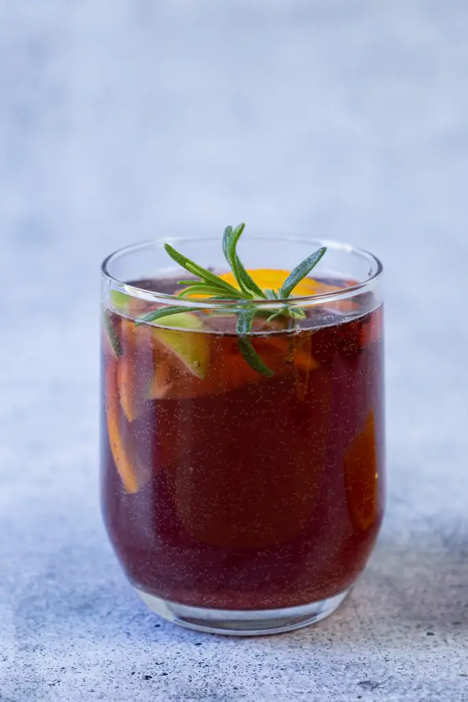 Deliciosa receta de sangría de verano con bourbon y vino tinto (debe probarla)