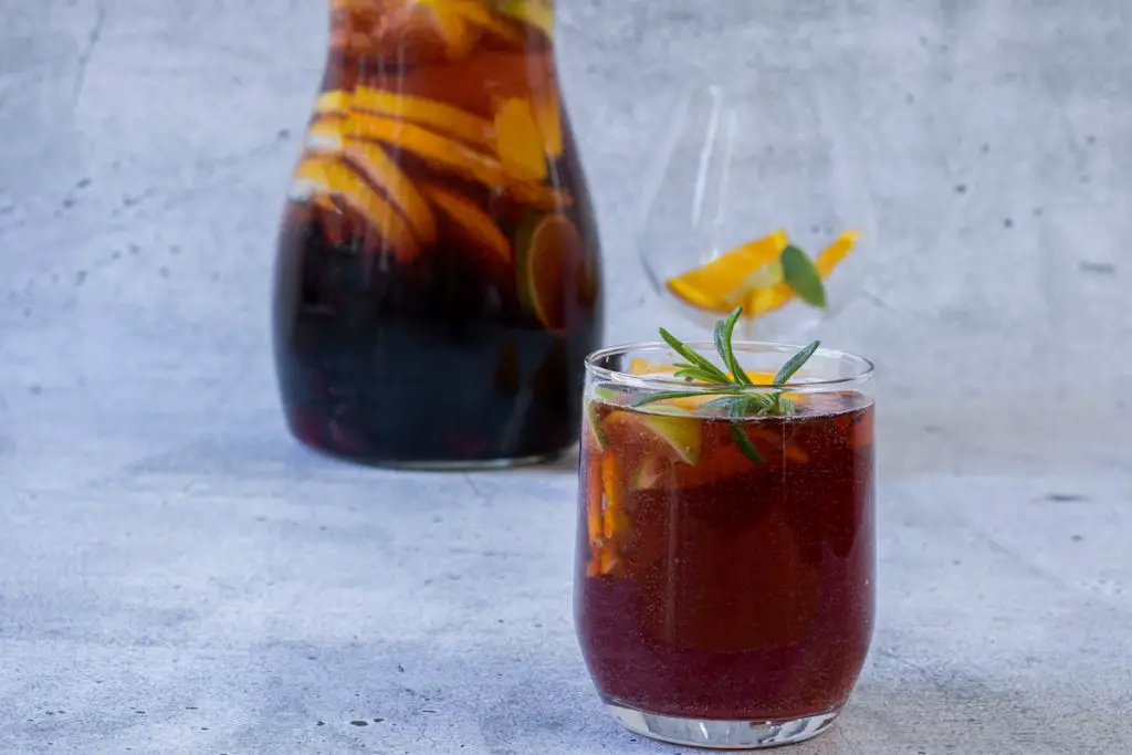 Deliciosa receta de sangría de verano con bourbon y vino tinto (debe probarla)