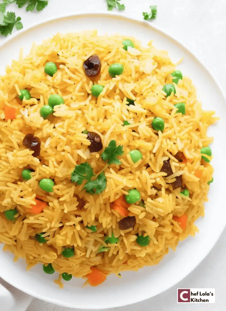 Pilaf de arroz con azafrán, guisantes, zanahorias y pasas