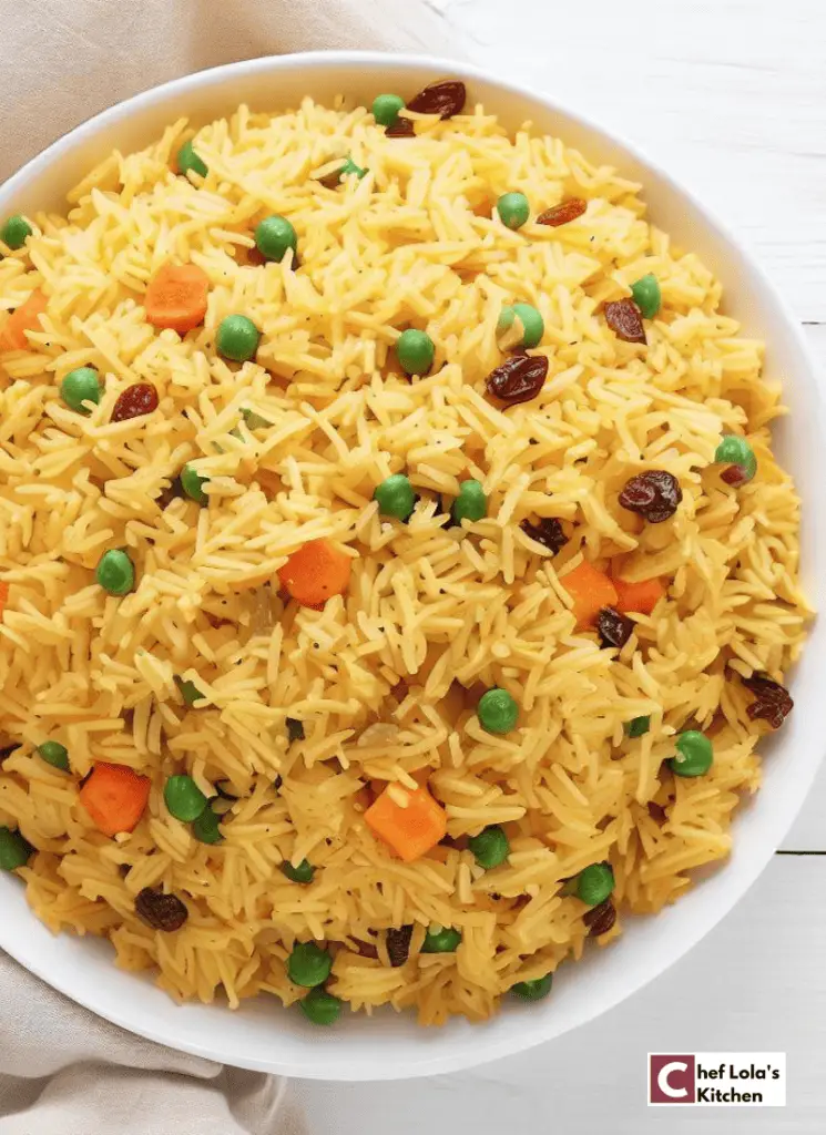 Pilaf de arroz con azafrán, guisantes, zanahorias y pasas