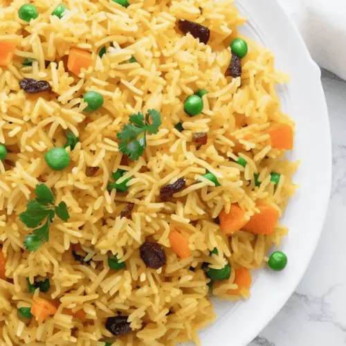 Pilaf de arroz con azafrán, guisantes, zanahorias y pasas