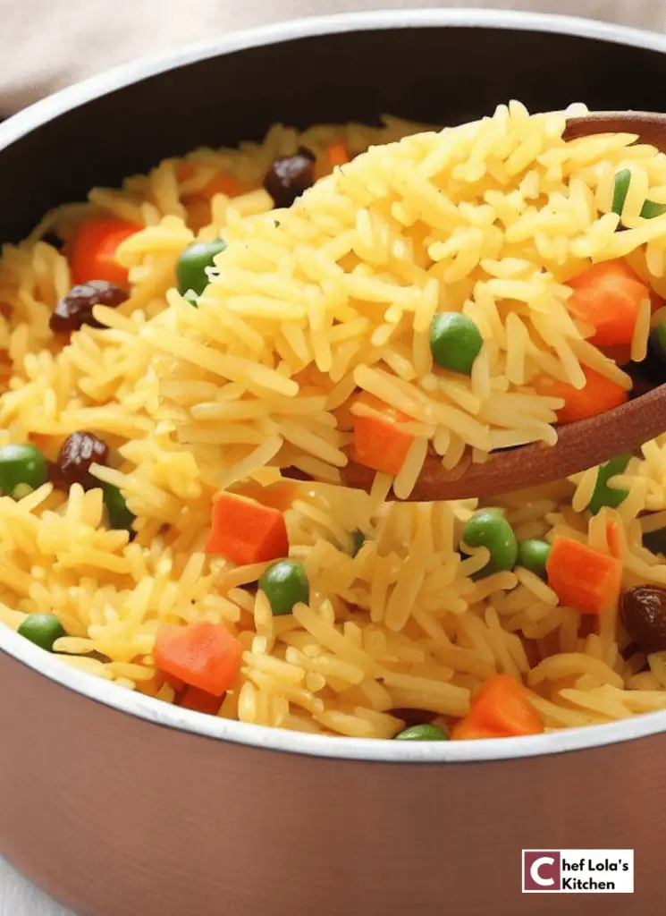 Pilaf de arroz con azafrán, guisantes, zanahorias y pasas