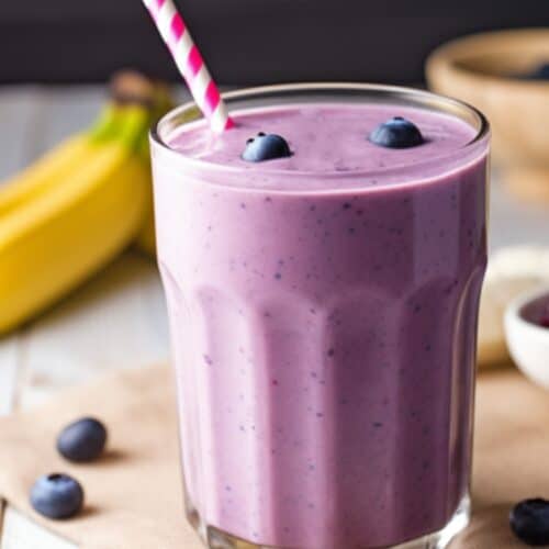 Rico y cremoso batido de plátano y arándanos Rico y cremoso batido de plátano y arándanos
