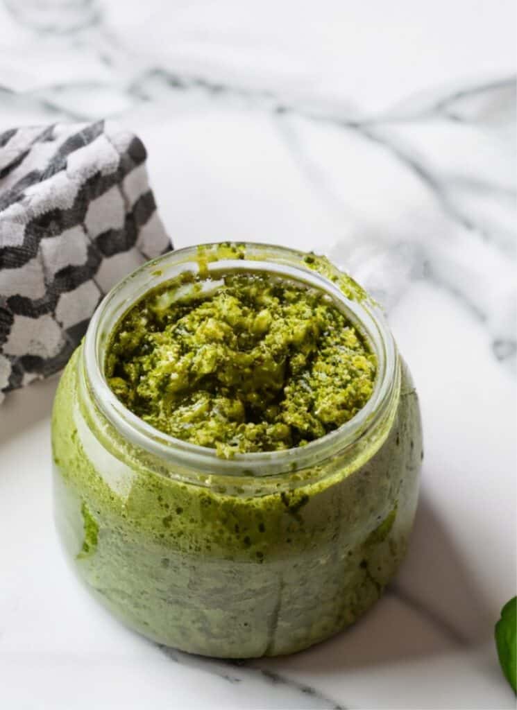 Receta casera de pesto de albahaca