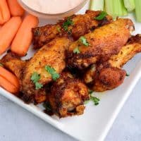 Alitas de pollo crujientes en freidora con aderezo seco Alitas de pollo crujientes en freidora con aderezo seco