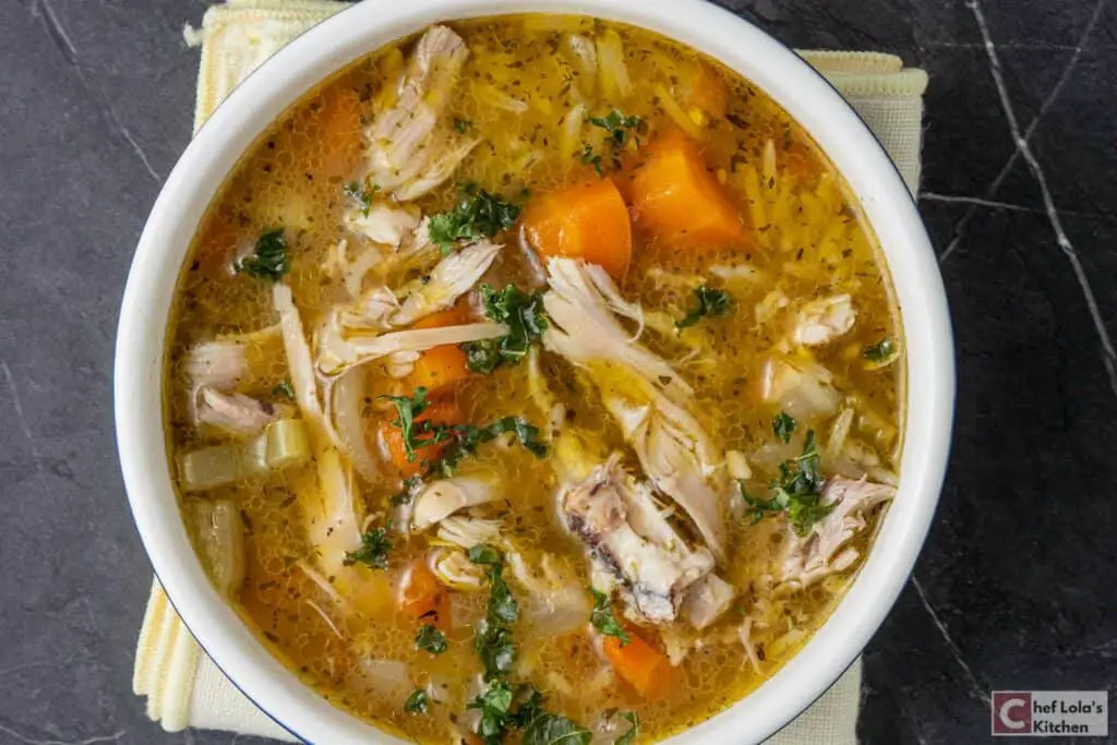 Reconfortante sopa casera de arroz con pollo Reconfortante sopa casera de arroz con pollo