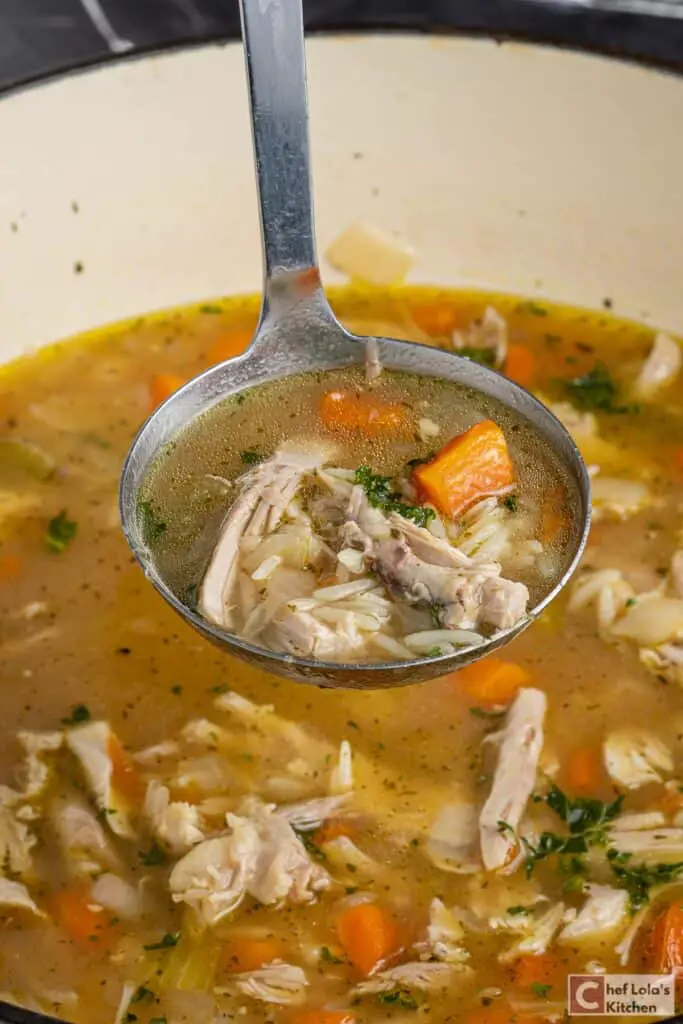 Reconfortante sopa casera de arroz con pollo Reconfortante sopa casera de arroz con pollo