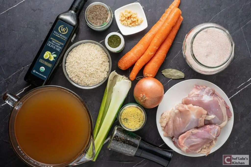 Reconfortante sopa casera de arroz con pollo Reconfortante sopa casera de arroz con pollo