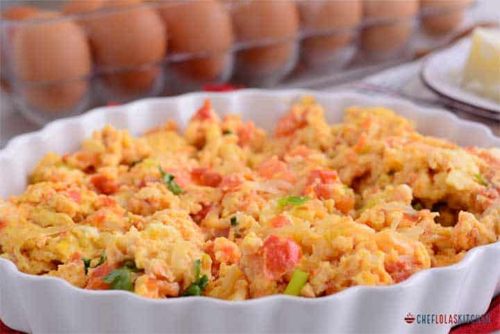 Patatas para el desayuno y estofado de huevo