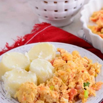 Patatas para el desayuno y estofado de huevo