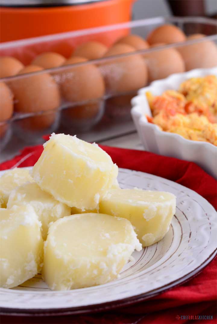Patatas para el desayuno y estofado de huevo