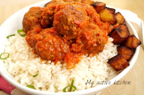 Albóndigas al estilo nigeriano con arroz