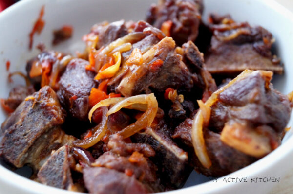 Asun (Receta picante de carne de cabra ahumada)