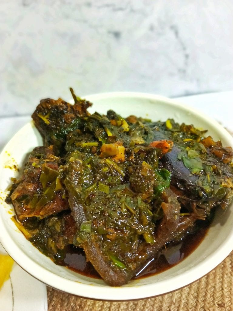 Auténtica receta de sopa nigeriana Afang con okazi y hojas de agua
