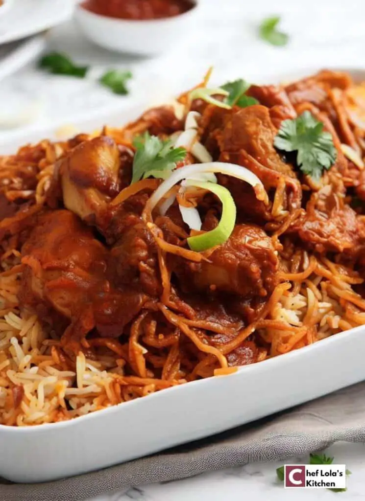Biryani de pollo con azafrán, yogur y cebolla caramelizada Biryani de pollo con azafrán, yogur y cebolla caramelizada
