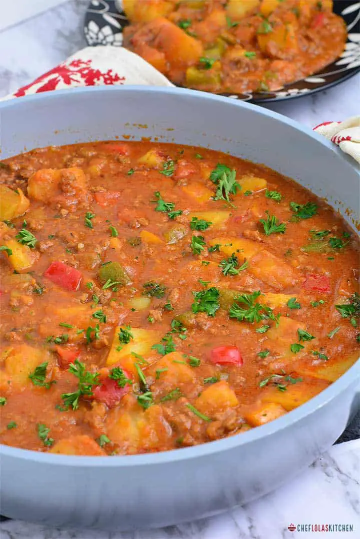 Cena con carne picada y patatas.