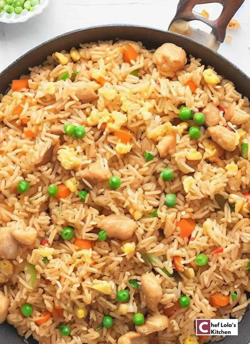 Arroz frito con pollo fácil en una olla