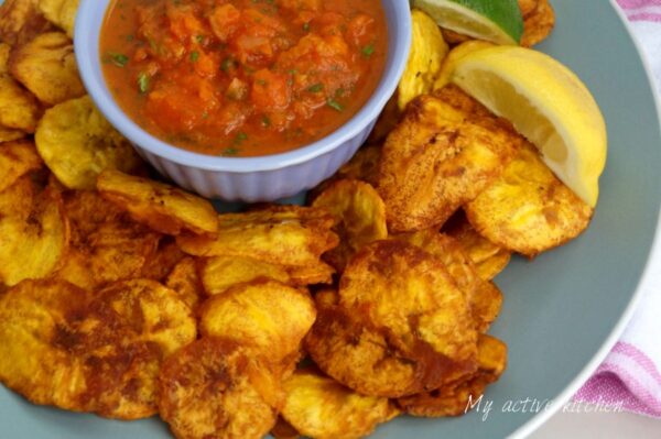 Chips de plátano caseros y salsa