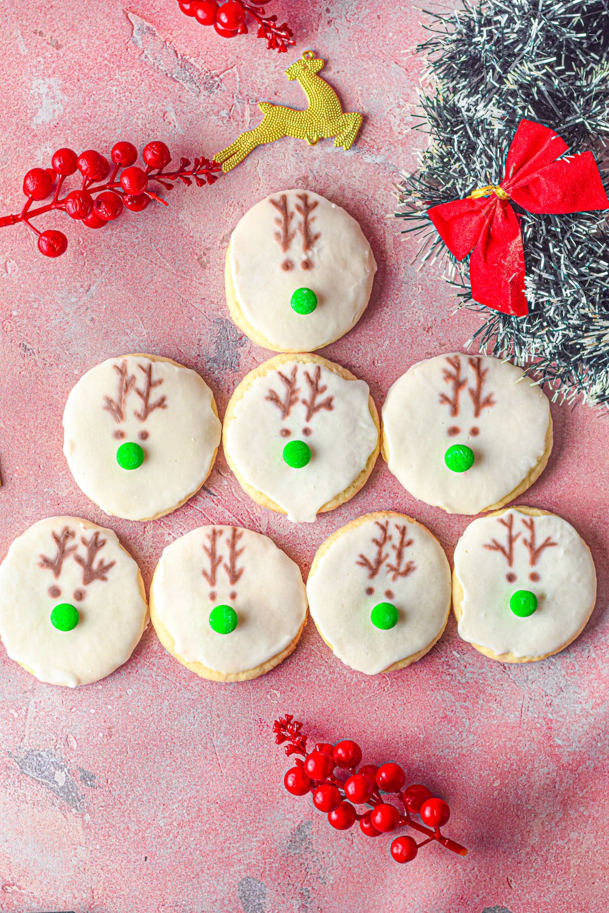 Galletas navideñas de reno Rudolph con glaseado de azúcar en polvo y M&M