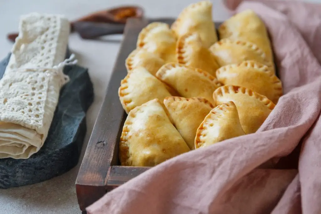 Cómo hacer una receta de pastel de carne hojaldrado de Ghana