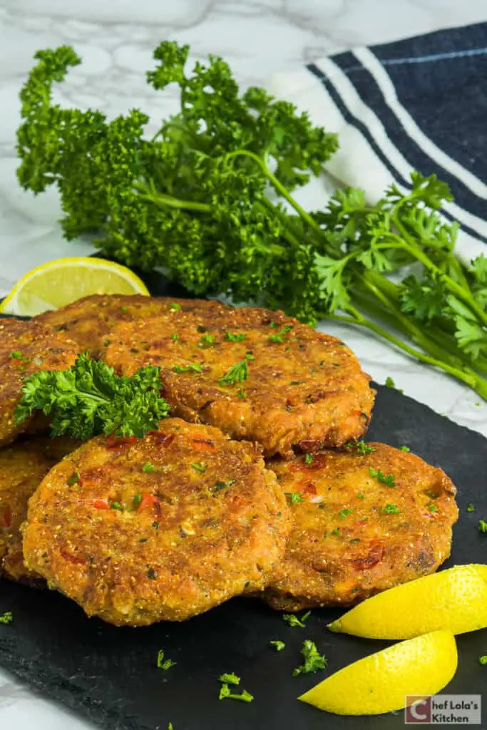 Cómo preparar croquetas de salmón al estilo sureño