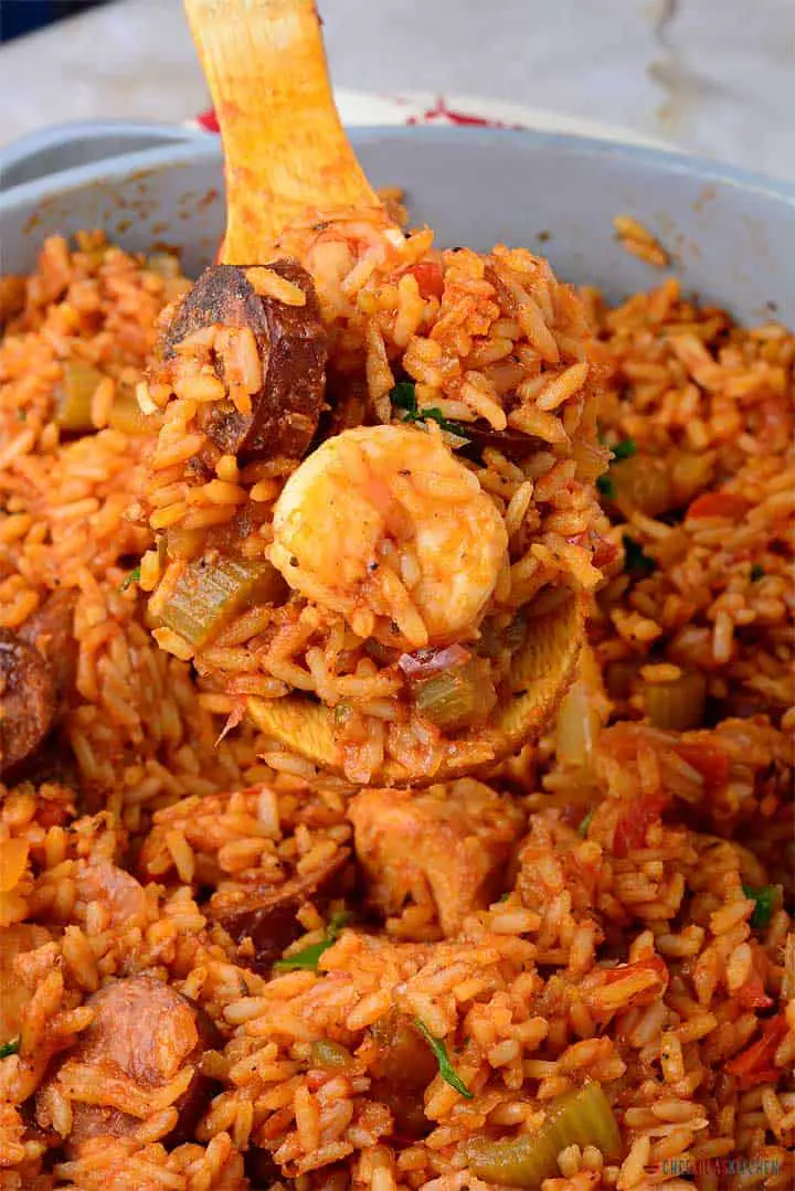 Jambalaya picante con pollo y salchicha andouille