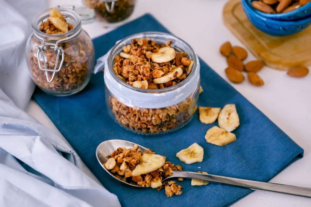 Deliciosa y nutritiva receta casera de granola de plátano Deliciosa y nutritiva receta casera de granola de plátano