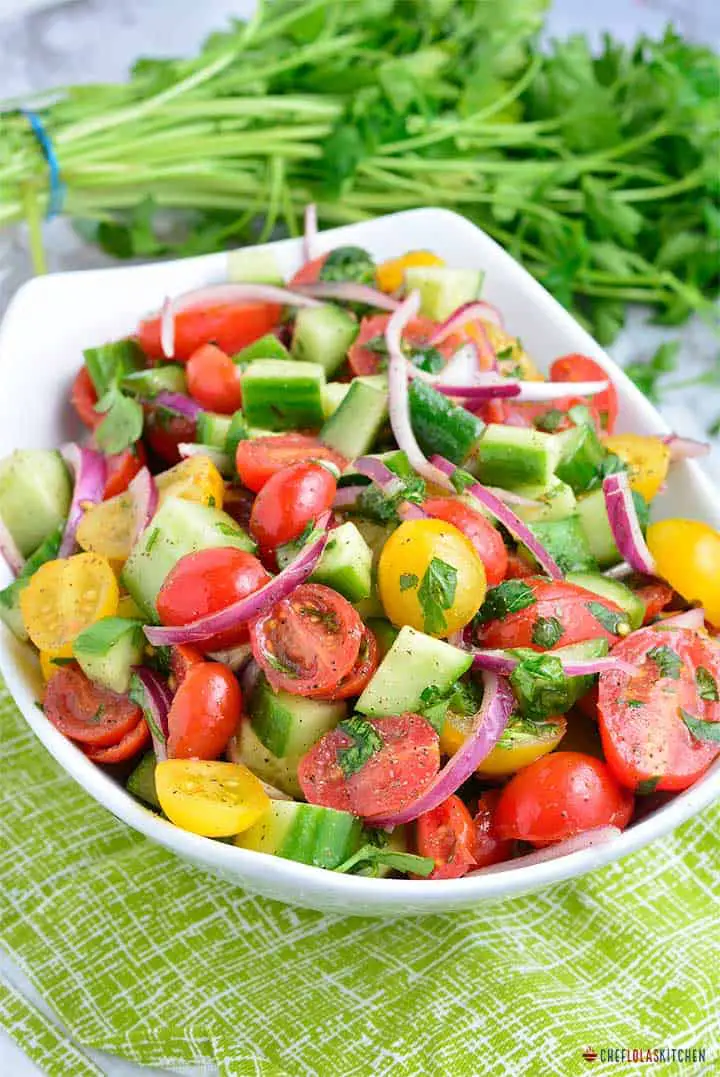 Ensalada clásica de tomate y pepino de verano