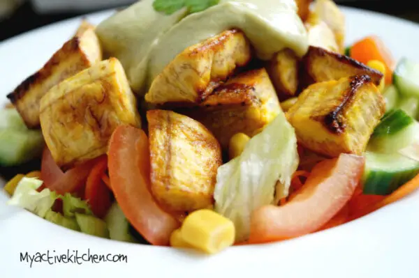 Ensalada de plátano macho y aderezo picante de aguacate