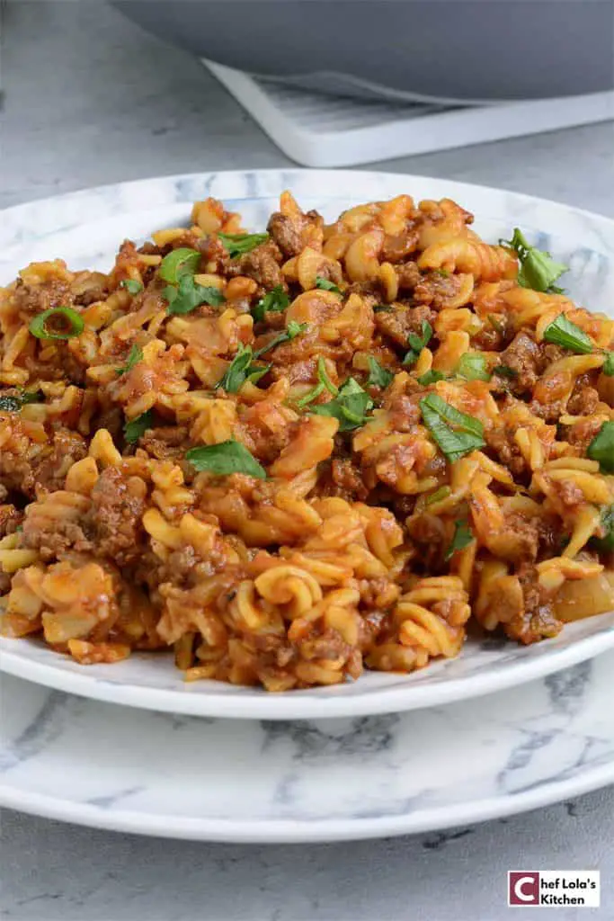 Fideos fáciles en una olla con carne molida