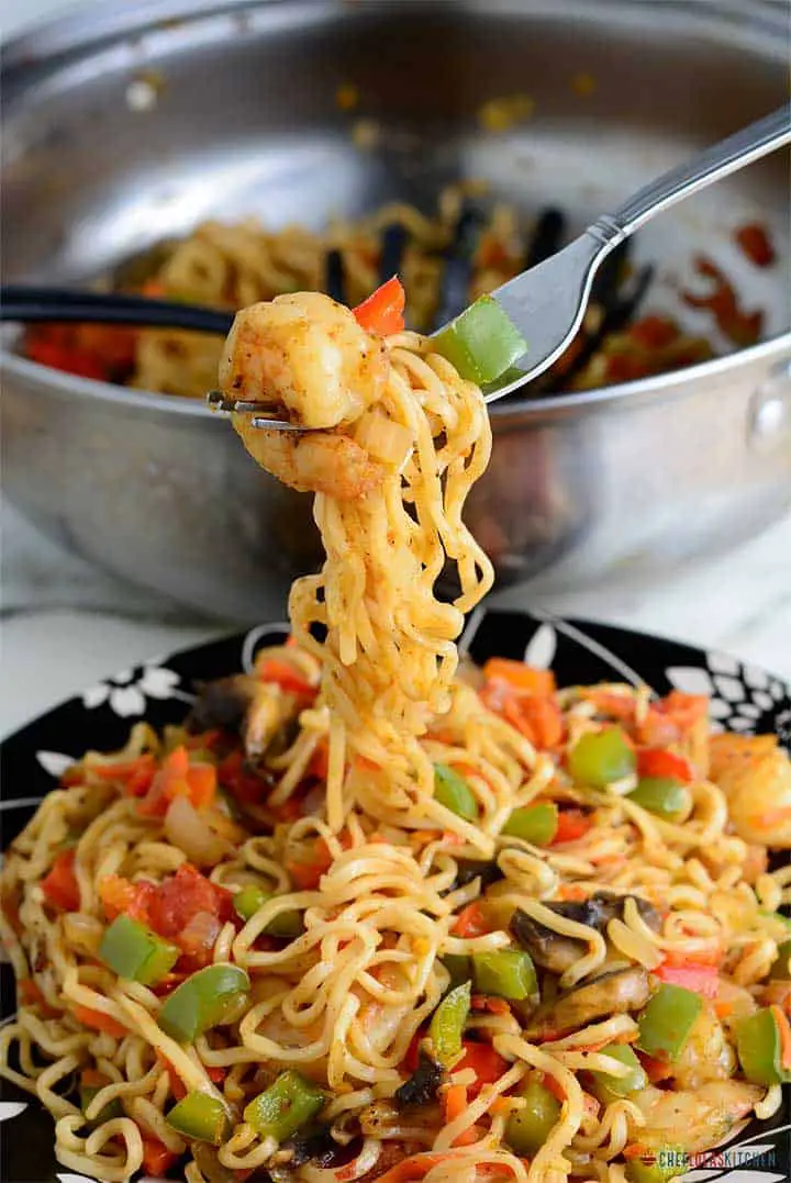 Fideos fritos instantáneos con camarones y verduras