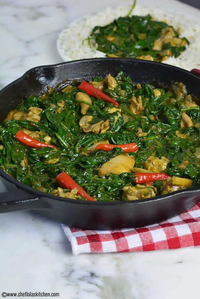 Freír pollo con espinacas