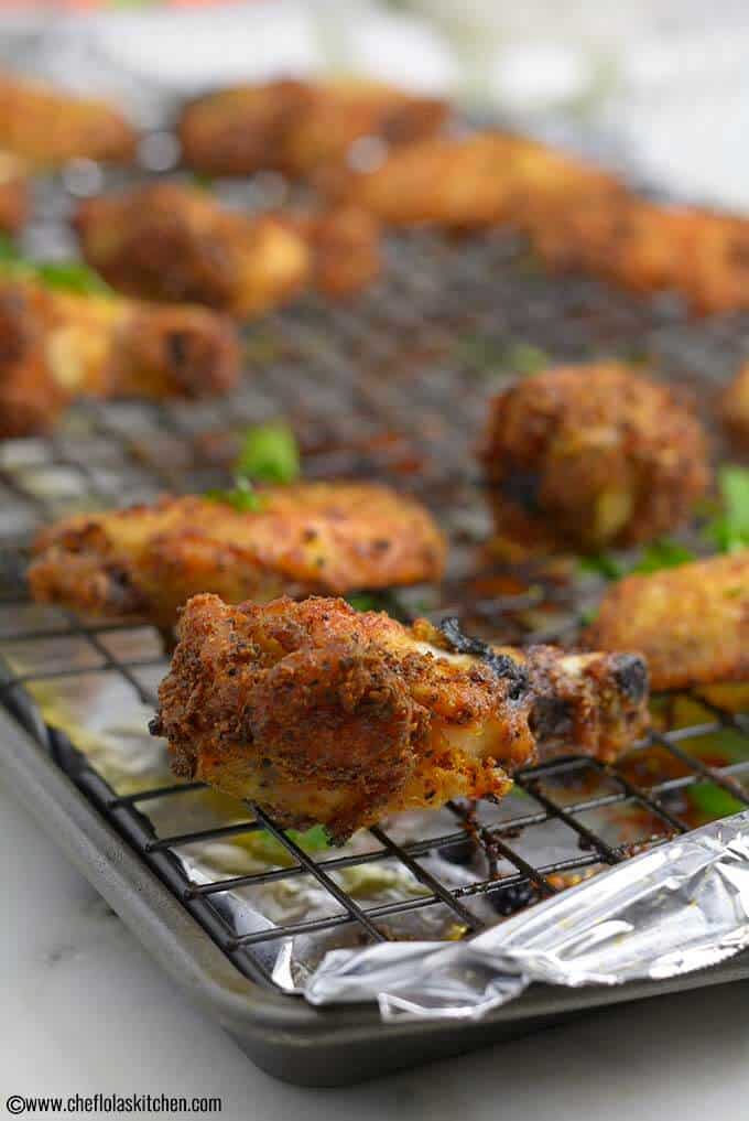 Frote las alitas de pollo al horno para secarlas Frote las alitas de pollo al horno para secarlas