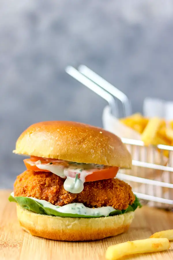 Hamburguesas de pescado crujiente con patatas fritas