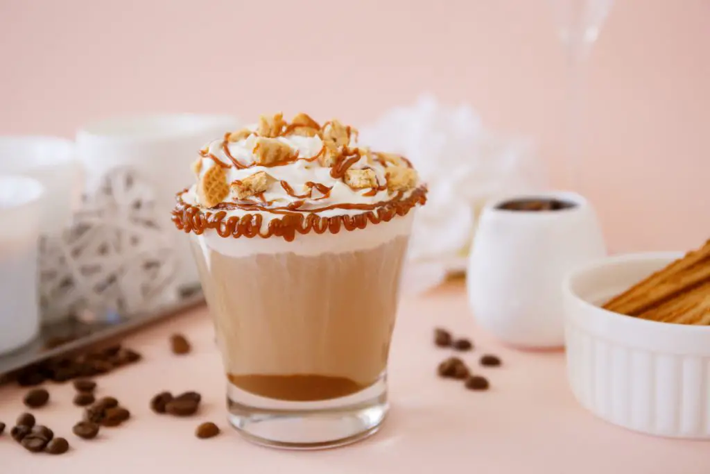 Imitador casero fácil de Starbucks Caramel Brûlée Latte