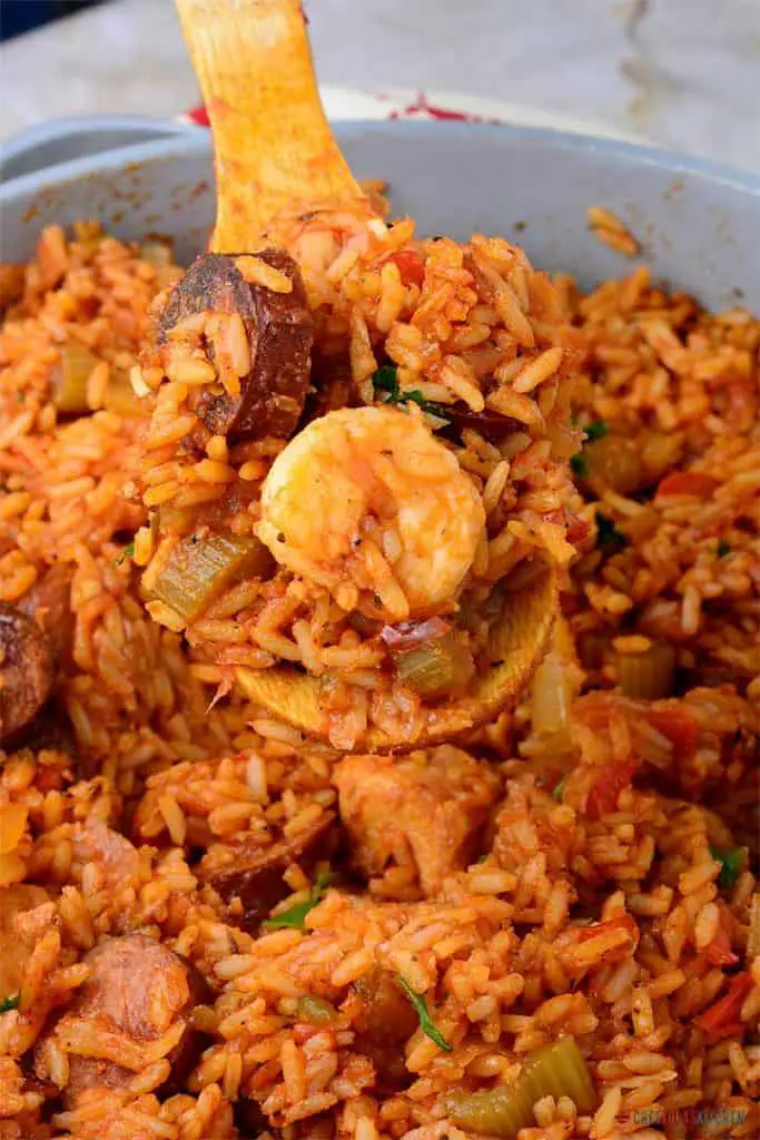 Jambalaya picante con pollo y salchicha andouille Jambalaya picante con pollo y salchicha andouille