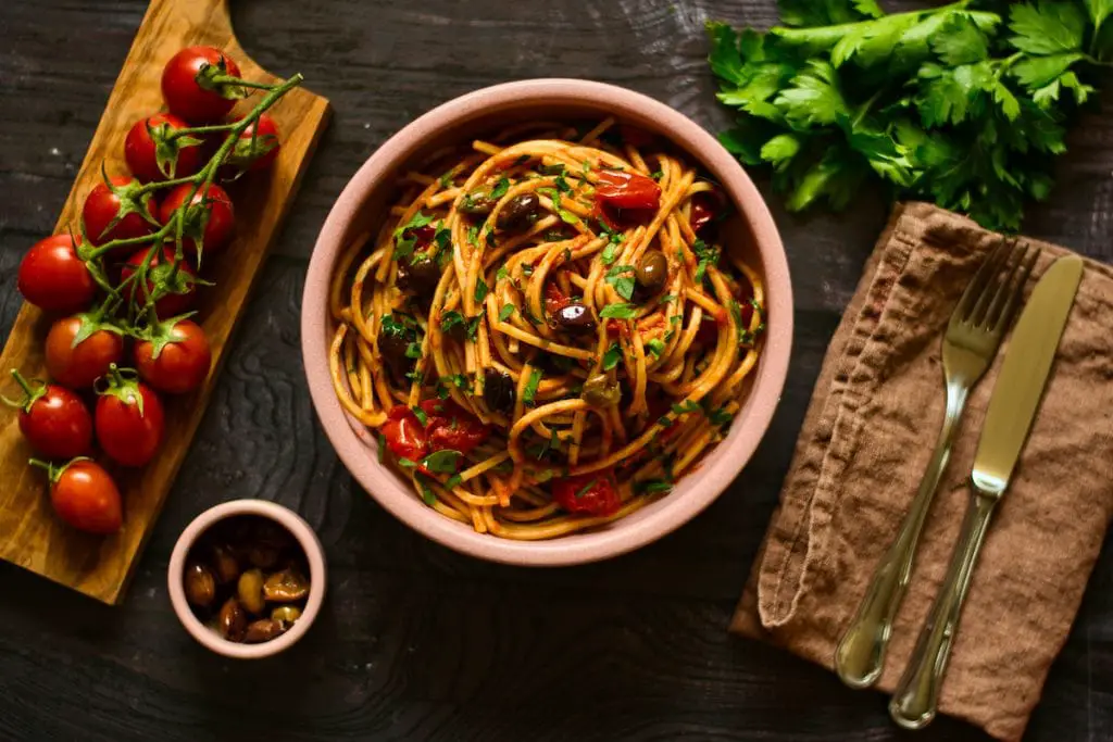 La mejor pasta puttanesca vegana sin anchoas