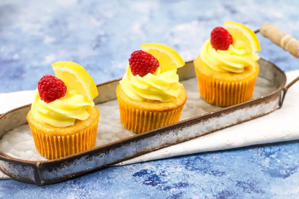 Los mejores cupcakes de limón y frambuesa con mezcla para pastel