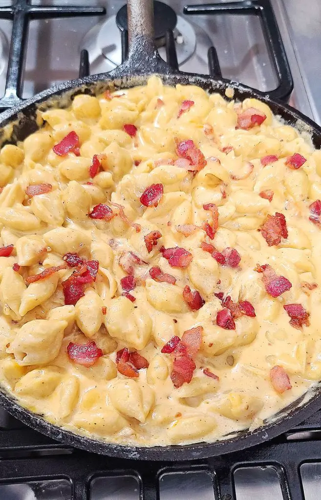 Macarrones con queso, tocino y sartén fáciles con un toque