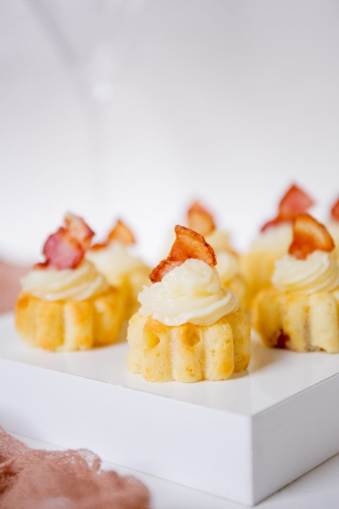 Mini cupcakes de tocino de arce, deliciosamente dulces y salados Mini cupcakes de tocino de arce, deliciosamente dulces y salados