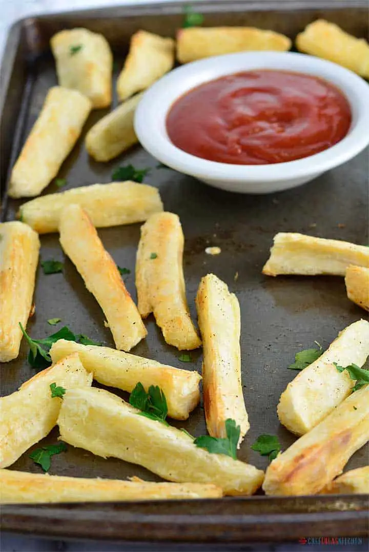 Papas fritas crujientes de yuca – horneadas o fritas