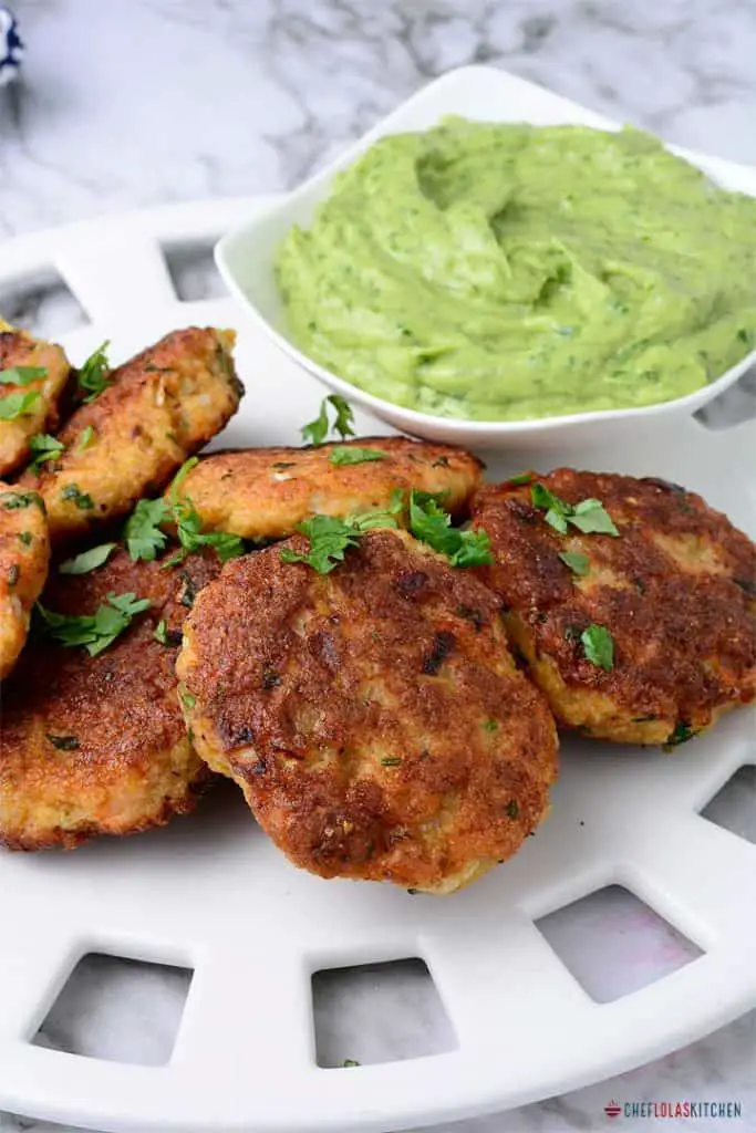 Pastel de camarones con dip de aguacate y cilantro