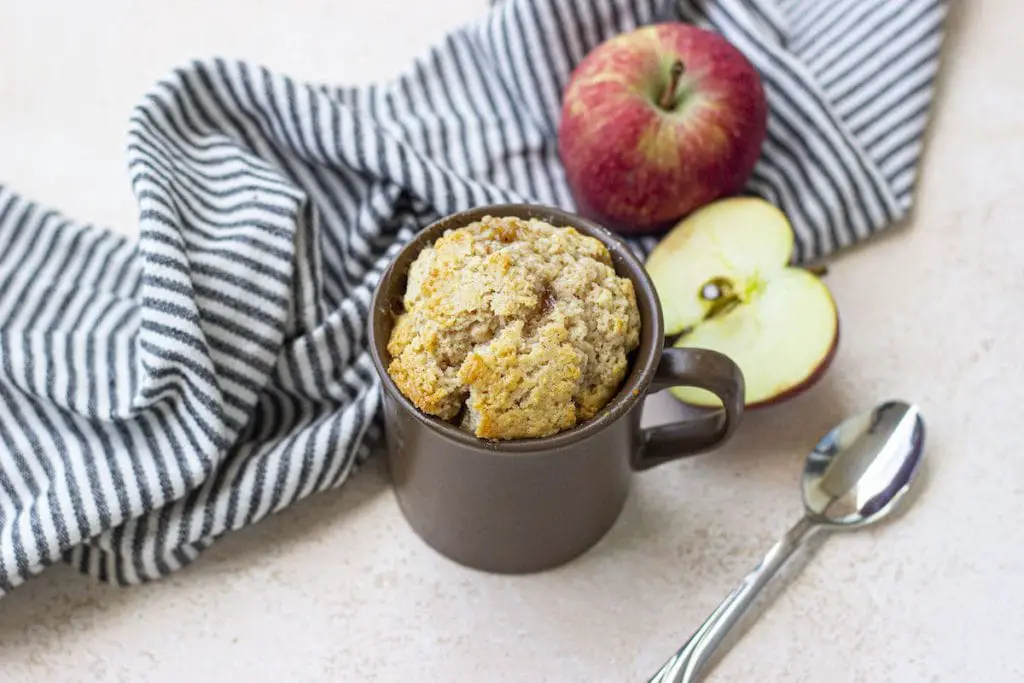 Pastel de taza de manzana con especias fácil