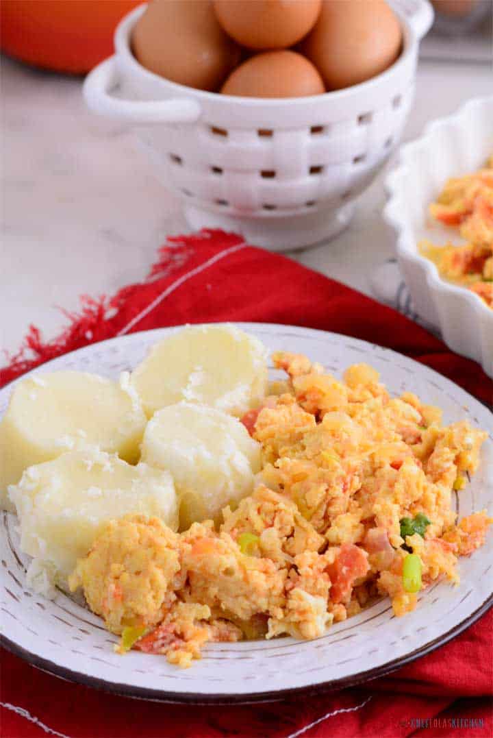 Patatas para el desayuno y estofado de huevo