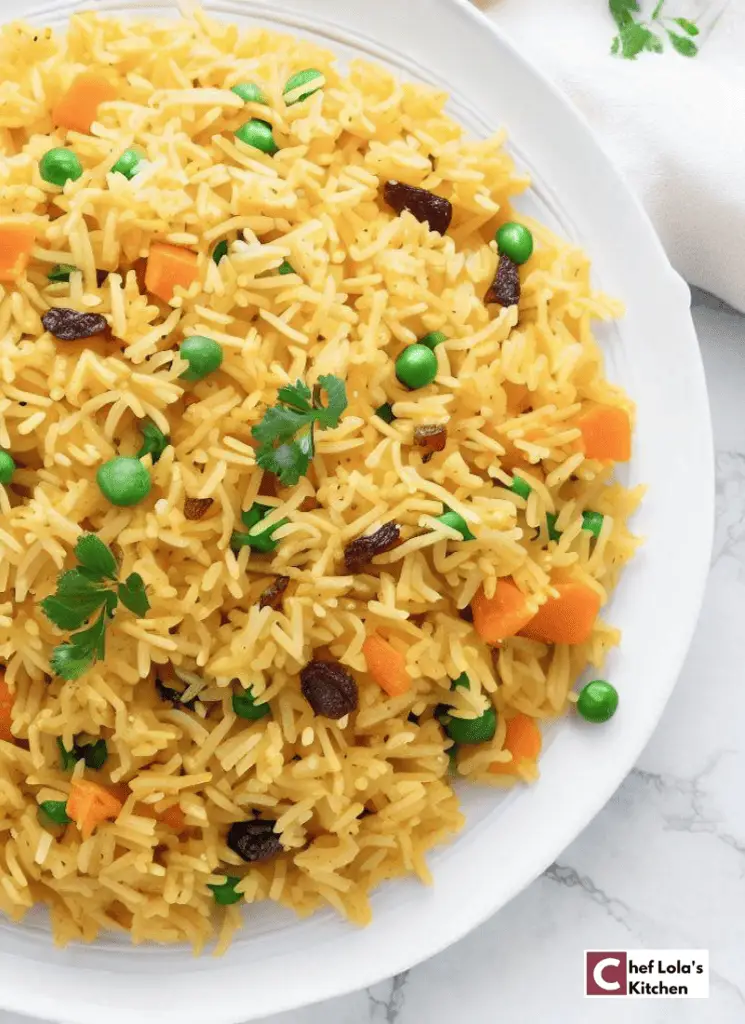 Pilaf de arroz con azafrán, guisantes, zanahorias y pasas